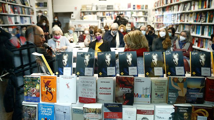 Buchvorstellung in einem Buchladen in Rom: "L'inattesa" stößt auf Interesse.