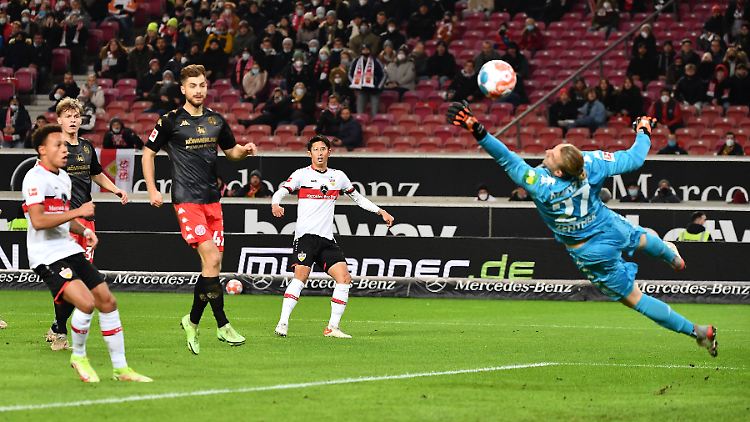 Hiroki Ito vom VfB Stuttgart erzielt das 1:0.