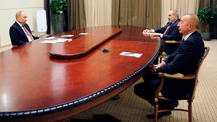 Putin empfing den Präsidenten von Aserbaidschan, Alijew (r), und den Ministerpräsidenten von Armenien, Paschinjan.