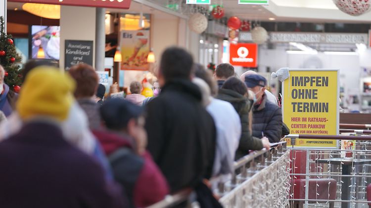 Obersten Ziel muss es dem Spitzenverband der Einzelhändler zufolge sein, die Impfquote in Deutschland zu erhöhen.