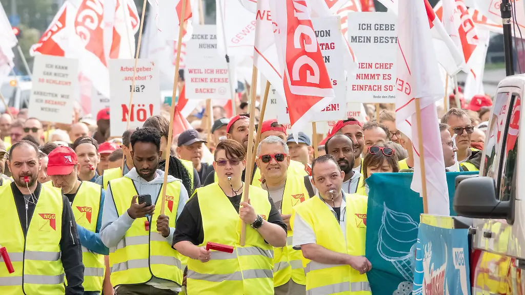 Beschaeftigte-der-Suesswarenindustrie-laufen-waehrend-eines-Warnstreiks-durch-Hamburg