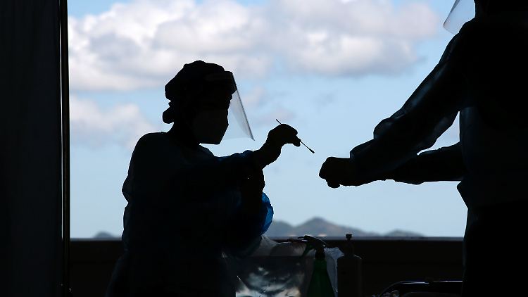 Zwei Männer in Hongkong wurden positiv auf die Omikron-Variante getestet.