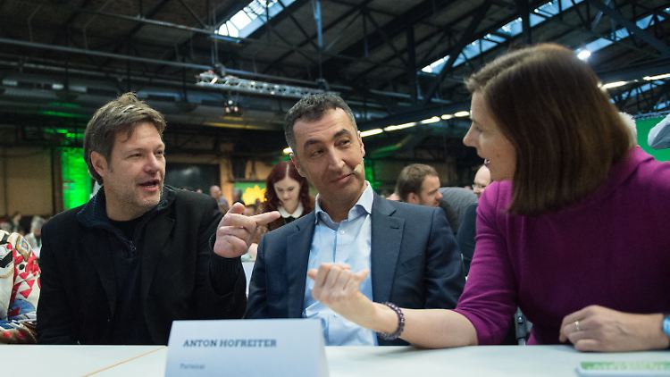Cem Özdemir hat es sich hier auf einem für Anton Hofreiter reservierten Platz bequem gemacht. Das Bild stammt von der Bundesdelegiertenkonferenz der Grünen im November 2017.