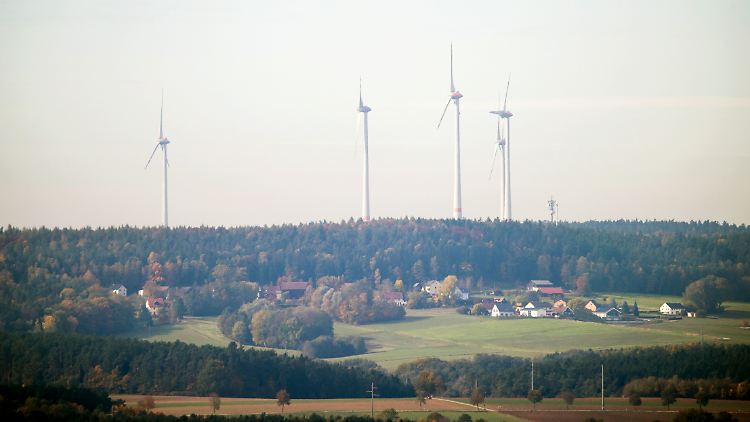 Windräder stehen im Wald nahe dem bayerischen Trockau.