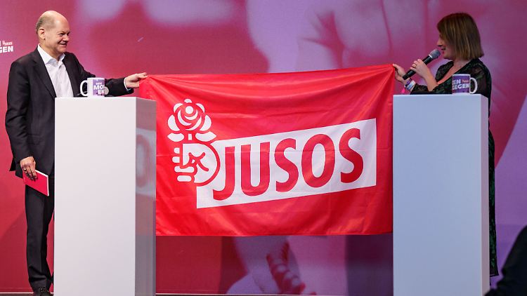 Zum Abschied schenkte Rosenthal Scholz eine Juso-Flagge, die er ja im Kanzleramt aufhängen könne.