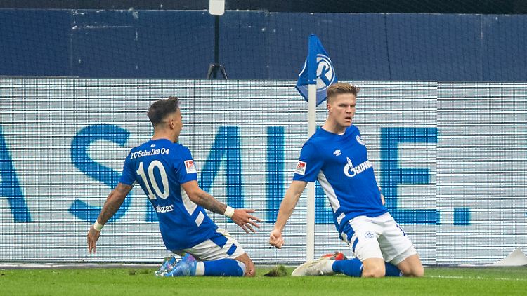 Schalkes Marius Bülter (r) jubelt nach seinem Tor zum 2:1 mit Rodrigo Zalazar.