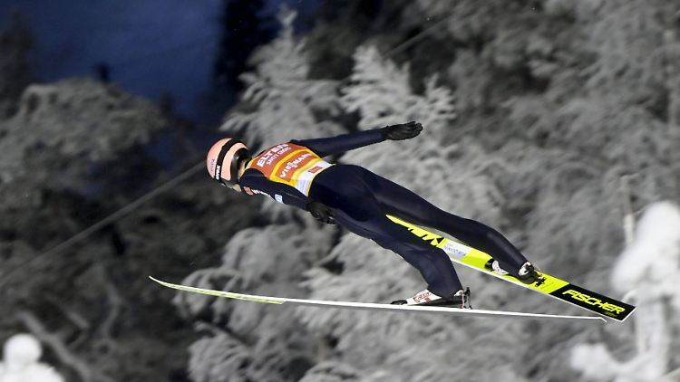 Karl Geiger ist nun der Gesamtführende im Weltcup.