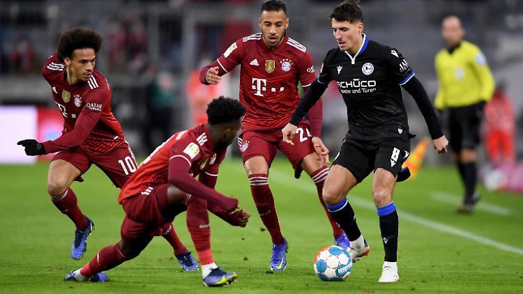 Mit vereinten Kräften konnte der FC Bayern Arminia Bielefeld dann doch noch bezwingen.