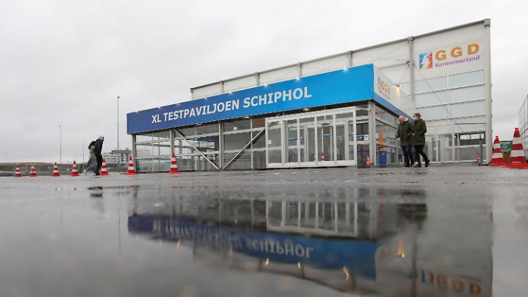 Fast 600 Reisende wurden in Amsterdam nach ihrer Ankunft aus Südafrika getestet.