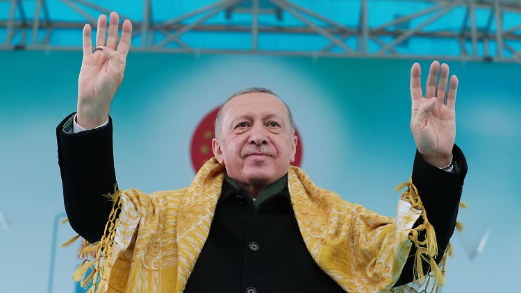 Präsident Erdogan sucht Schuldige: Türkischen Institutionen, die ihr Geld ins Ausland gebracht haben, droht jetzt eine Untersuchung.