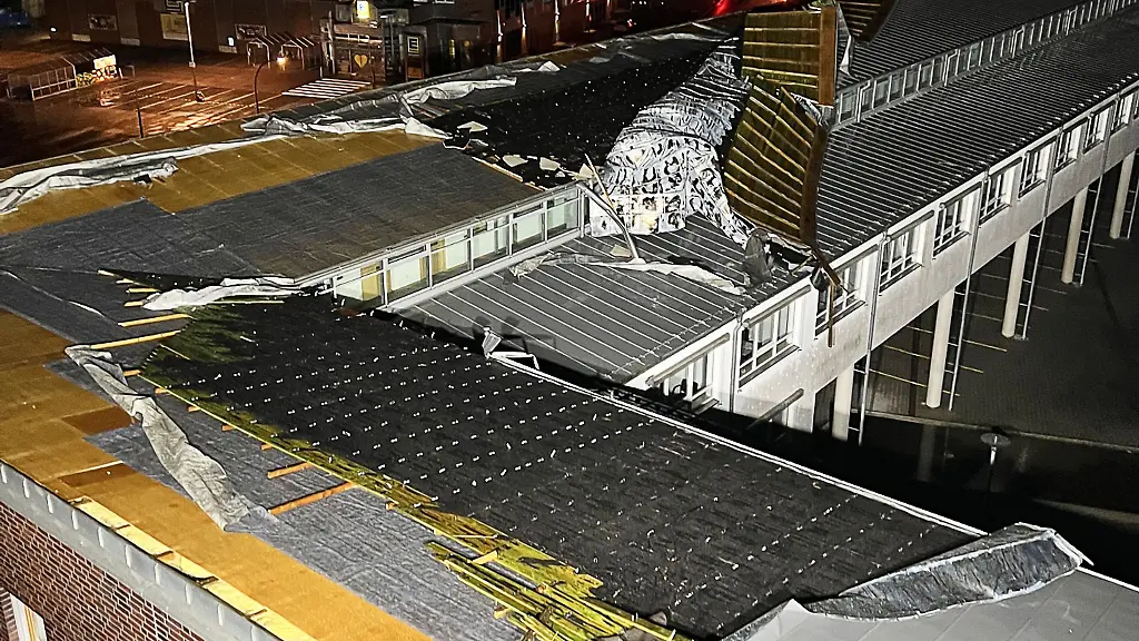 Ein-Sturm-hat-das-Dach-des-Kreishauses-Vechta-teilweise-abgedeckt