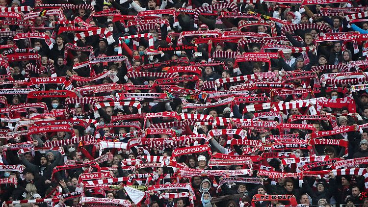 Dicht gedrängte Kölner Fans ohne Maske sorgen für Entrüstung in Deutschland.