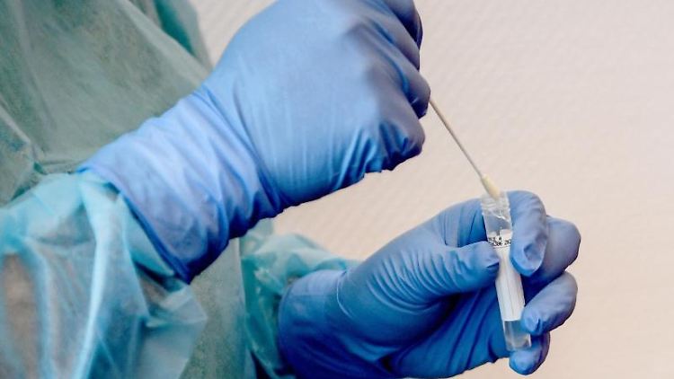 Erstmals bestätigt eine Sequenzierung eine Infektion mit der Omikron-Variante in Deutschland.