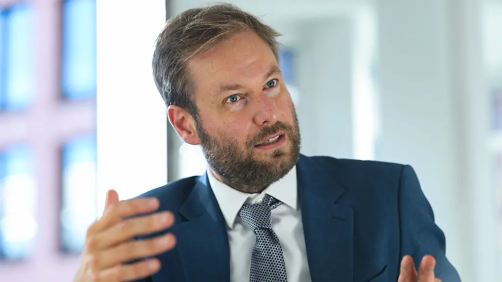 Hamburgs-Verkehrssenator-Anjes-Tjarks-Gruene-will-die-marode-Infrastruktur-ueber-eine-Lockerung-der-Schuldenbremse-wieder-in-Schuss-bringen