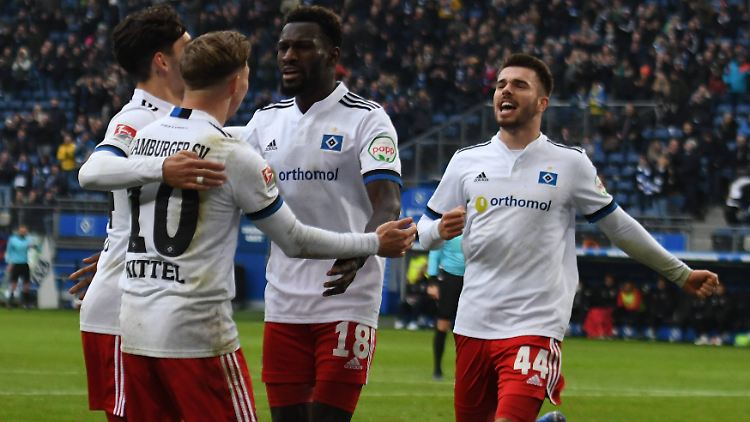 Bakery Jatta (Mitte) erzielte das 2:0 für den HSV.