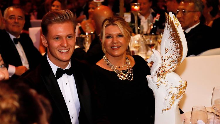 Mick Schumacher mit Mutter Corinna auf dem Sportpresseball 2019.