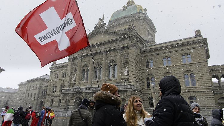 In Bern protestieren Menschen gegen die Corona-Maßnahmen.