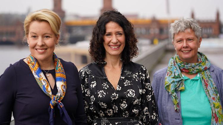 Grünen-Landesvorsitzende Jarasch (M.) soll Verkehrssenatorin werden, Giffey (l.) würde als Regierende Bürgermeisterin ihre Chein. Das alles hängt aber noch an der Zustimmung von Katja Schuberts (r.) Linken.
