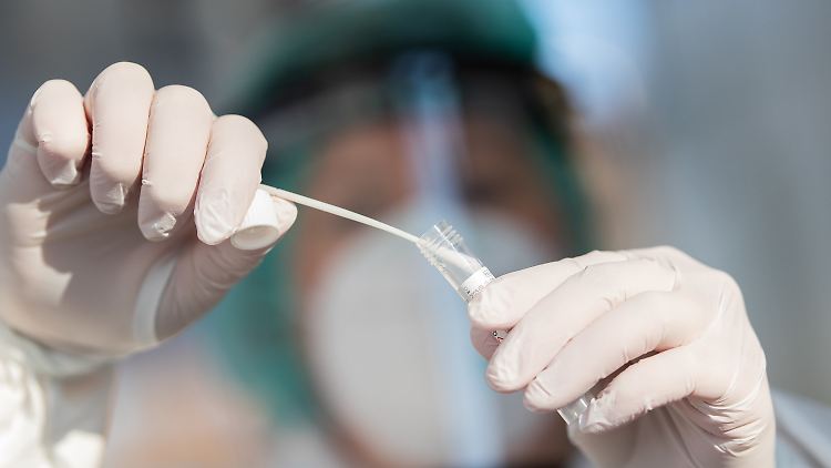 Die Meldungen über mögliche Omikron-Fälle in Deutschland häufen sich.