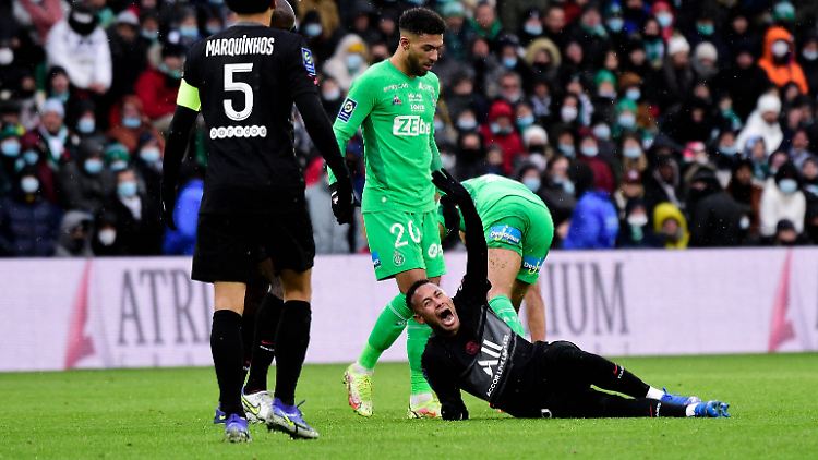 Neymar wollte sich retten und verletzte sich dabei.