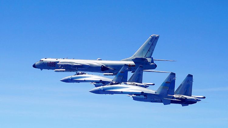 Chinesische Militärmaschinen, darunter ein Bomber des Typs H-6K (hinten).