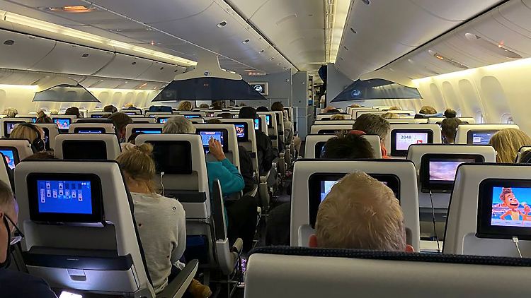 Eigentlich sollten die Flüchtenden in Quarantäne sein - stattdessen besteigen sie einen Flieger.