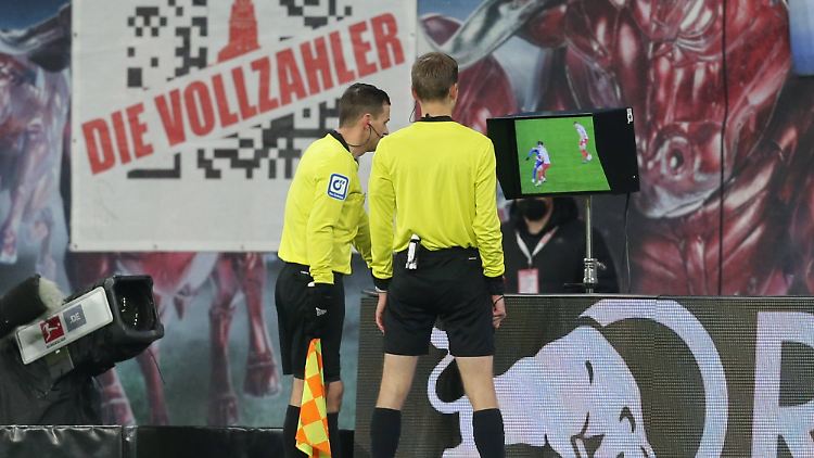 Schiedsrichter Cortus (r.) und Assistent ermitteln. 