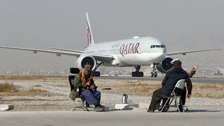 Die wirtschaftliche Lage in Afghanistan ist schwierig, weshalb die Taliban wohl beim Betrieb des Flughafens in Kabul um Unterstützung bei der EU bitten. (Archivbild) 
