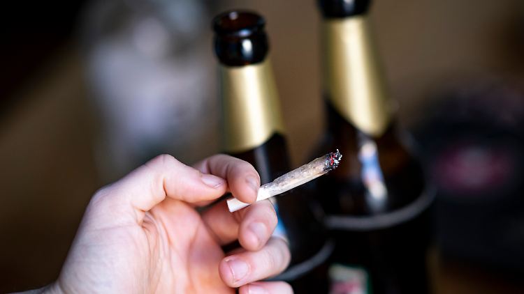 Sowohl Alkohol als auch Cannabis können bei häufigem Konsum gesundheitsschädlich sein.