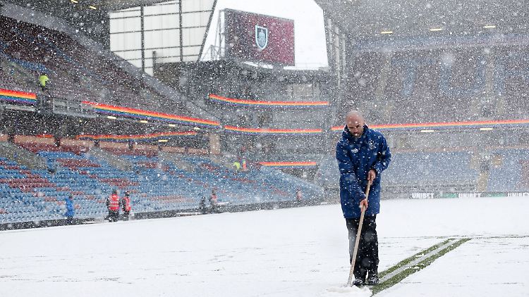 Schnee, nur Schnee. Im Turf Moor kann nicht gespielt werden.