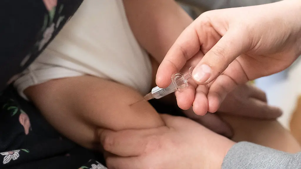 Der-RSV-Impfstoff-soll-in-den-Oberschenkel-gespritzt-werden-und-vor-schweren-Verlaeufen-schuetzen