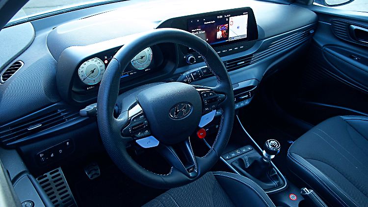 N-Tasten und eine Rev-Taste für die spontane Anpassung des Zwischengas. Feinheiten des Hyundai i20 N, die man sonst nur bei den ganz Großen findet.