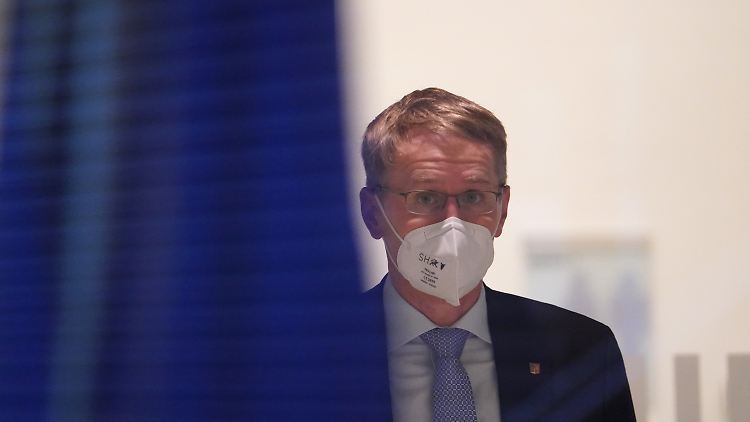 Von zehn Neuinfektionen gehen neun auf Ungeimpfte zurück: Schleswig-Holsteins Landeschef Günther leitet daraus künftige Corona-Maßnahmen ab.