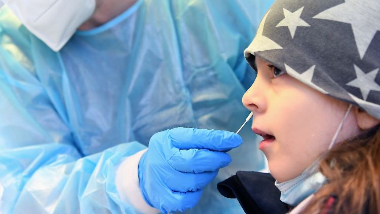 Die deutschlandweiten 7-Tage-Inzidenzen der Kinder liegen bei über 800 Neuinfektionen pro 100.000 Einwohner.