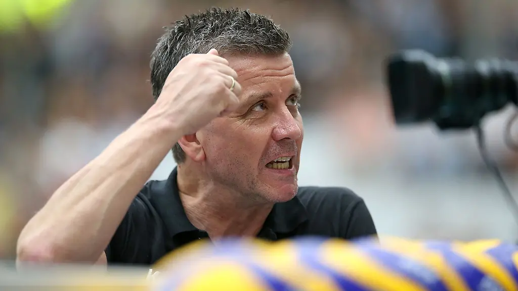 Trainer-Waibl-sah-beim-3-1-Sieg-in-Wiesbaden-eine-Aufholjagd-der-Dresdner-Volleyballerinnen