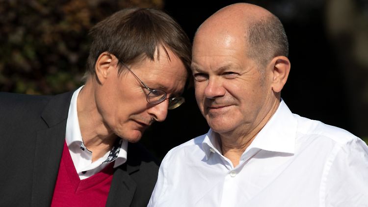Wird es Karl Lauterbach oder wird er es nicht? Olaf Scholz lässt sich den Namen des neuen Bundesgesundheitsministers nicht vorzeitig entlocken.