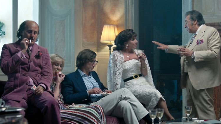 Der Film handelt vom Mord an dem Mode-Erben in den 90er Jahren. Lady Gaga spielt die Rolle der Ex-Frau.