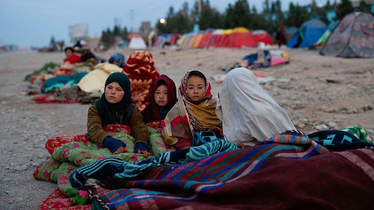 Die Gelder sollen an die UN oder an humanitäre Organisationen überwiesen werden, die sie für die notleidende Bevölkerung einsetzen.