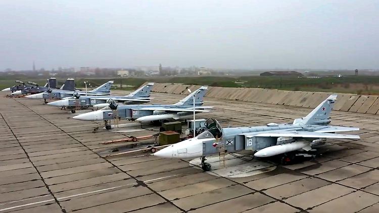 Russische Su-24 Bomber auf der besetzten Krim. Die Regierung in Kiew fürchtet, dass Russland weitere Annexionen plant.