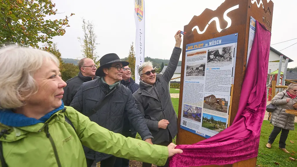 Eine-erste-Gedenkstele-erinnert-an-die-toedliche-Flutkatastrophe-im-Ahrtal-Sie-soll-Teil-eines-Wegs-der-Erinnerung-werden