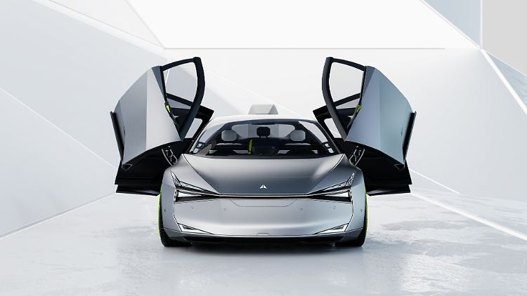 Der Holograktor von WayRay ist ein schnittiges Concept-Car. Aber die eigentlichen Neuerungen liegen hier im Innenraum.
