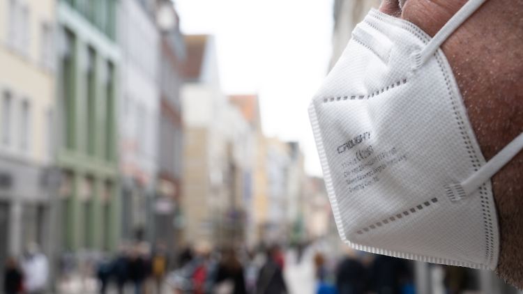 Forscher gehen von einer erhöhten Ansteckungsgefahr durch die Omikron-Variante aus.