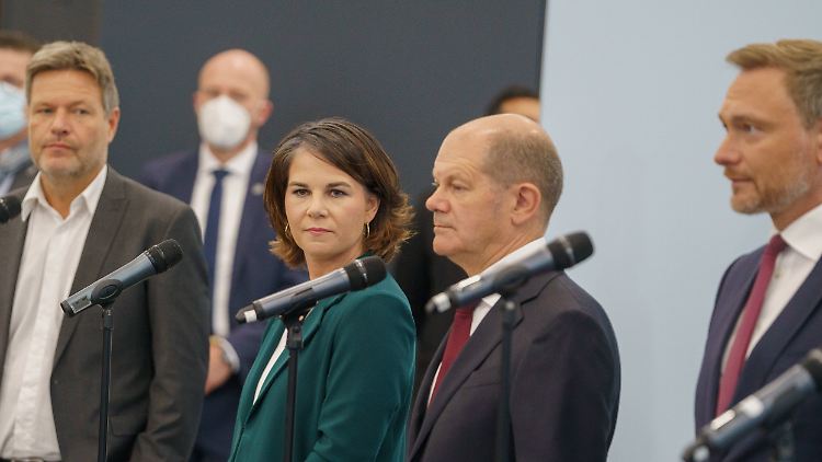Die Spitzen der Ampelparteien - Robert Habeck, Annalena Baerbock, Olaf Scholz und Christian Lindner. Das Karlsruher Urteil gibt ihnen weiten Handlungsspielraum im Kampf gegen die Pandemie.