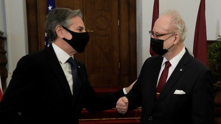 Der lettische President Egils Levits begrüßte Blinken in Riga.
