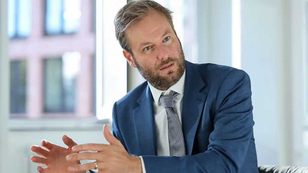 Fuer-Hamburgs-Verkehrssenator-Anjes-Tjarks-Gruene-muessen-mehr-Daten-erhoben-werden-um-damit-den-Fahrkomfort-in-Bussen-und-Bahnen-zu-verbessern