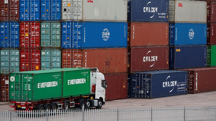 Felixstowe ist Großbritanniens größter Containerhafen. Wegen des Brexits und der Havarie des Frachtschiffes "Ever Given" im März stapeln sich hier besonders viele herrenlose Container.