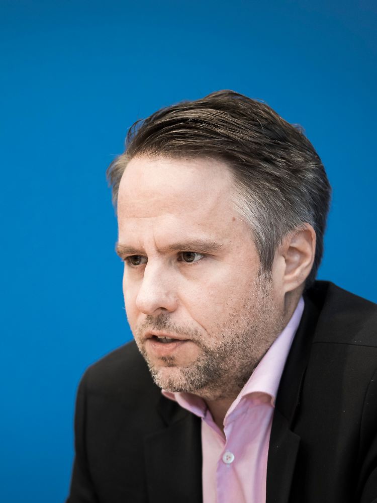 Andreas Peichl ist Professor für Volkswirtschaftslehre an der Ludwig-Maximilians-Universität München sowie Leiter des ifo Zentrums für Makroökonomik und Befragungen.