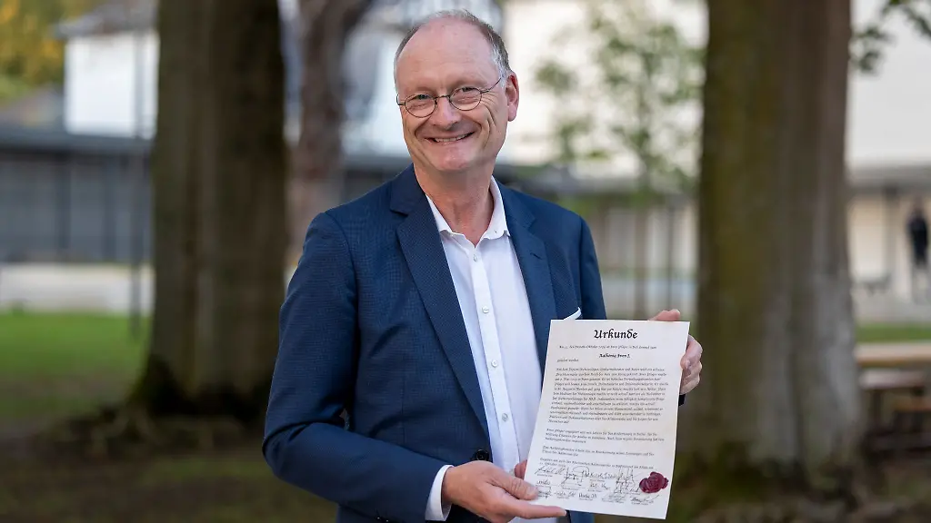 In-diesem-Jahr-freut-sich-Sven-Ploeger-ueber-die-Ehrung-als-Aalkoenig