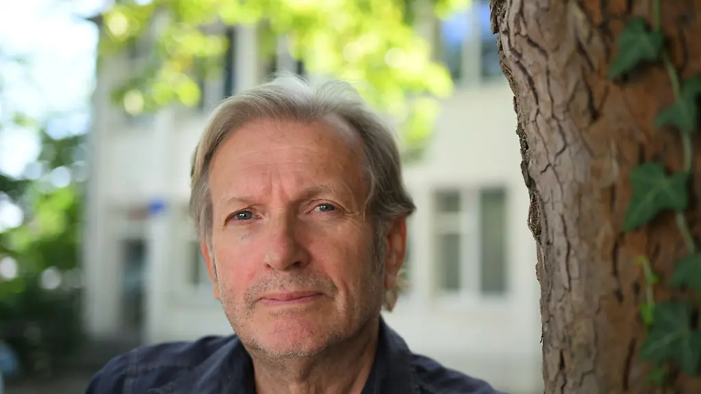 Gerhard-Trabert-Vorsitzender-des-Vereins-Armut-und-Gesundheit-in-Deutschland-stellt-Strafanzeige-gegen-den-KI-generierten-Song-Wir-schieben-alle-ab