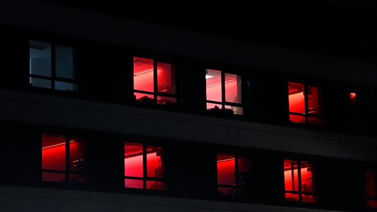 Das rote Licht ist in den Zimmern eigentlich zur Therapieunterstützung und Raumgestaltung gedacht. 